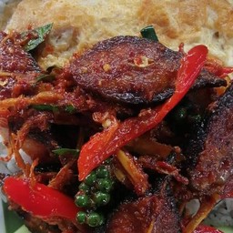 ผัดเผ็ดปลาดุกทอดกรอบราดข้าว