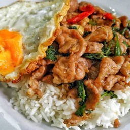 ข้าวกะเพราหมูชิ้น และไข่ดาว
