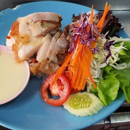 ข้าวหมูกรอบน้ำสลัด