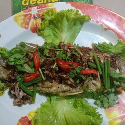 ปลากระพงทอดพริกไทยดำ