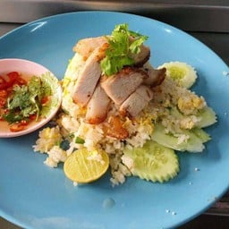 ข้าวผัดหมูกรอบ
