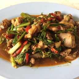 ไก่บ้านผัดผักชีลาว