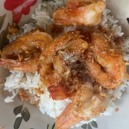 ข้าวกุ้งทอดกระเทียมพริกไทย