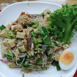 ยำขนมจีนปลาทู+หมูยอ+ไข่