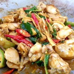 ข้าวผัดเผ็ดพริกแกงใต้ไก่