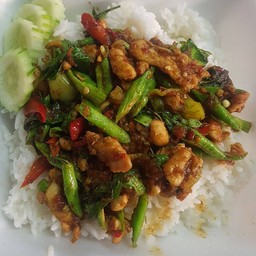 ผัดพริกแกงไก่ราดข้าว