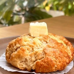 สโคนบัตเตอร์ กับแยมสตอเบอรรี่