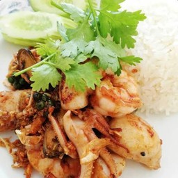 ข้าวราดปลาหมึกกระเทียม
