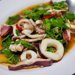 กระเพราหมึก