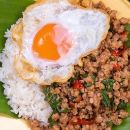 ข้าวกะเพราหมูสับและไข่ดาว