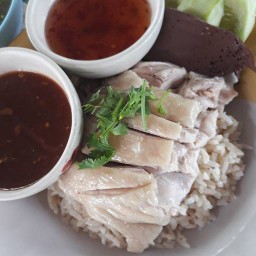 ป้าแดงข้าวมันไก่ สันป่าตอง