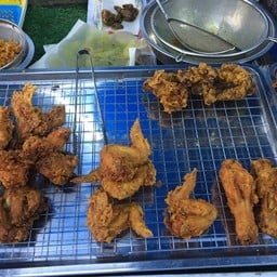 ไก่ทอด สูตรสมุนไพร ป้าอู๊ด หน้าที่ว่าการอำเภอท่าศาลา