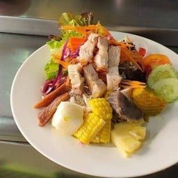 สลัดหมูกรอบ