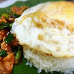 ข้าวผัดพริกแกงหมูชิ้น