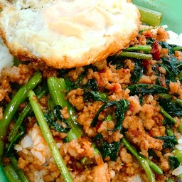 ผักบุ้งผัดพริกแกง ราดข้าว