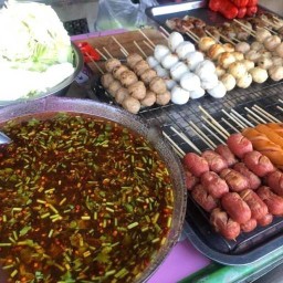 มีนา โจ๊กไก่ สูตรโบราณ (ฮาลาล) ลูกชิ้นย่างเพลิน (ฮาลาล) ปากซอยราม182 (คุ้มราษี)