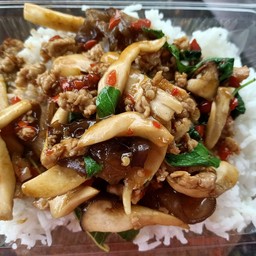 กระเพราหมูสับใส่เห็ด