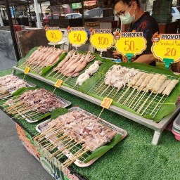 หมึกย่าง เยาวราช ตลาดแกรนด์มาเก็ต ในลานเบียร์ ตลาดแกรนด์มาเก็ตลานเบียร์