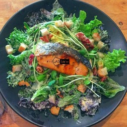 ซีซ่าสลัด + ปลาแซลมอน