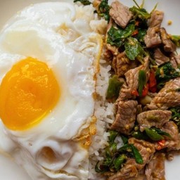 ข้าว กะเพราเนื้อสัน บวกไข่ดาว