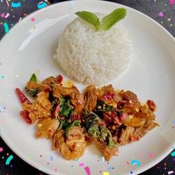 ข้าวกะเพราป่าเนื้อโคขุนชิ้นพริกแห้ง
