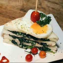 แซนวิชผักโขมเบคอน + ไข่ดาว