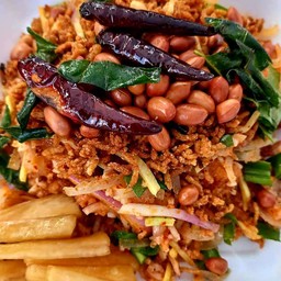 ยำแหนมข้าวทอด