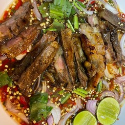 ยำสันคอหมูย่าง