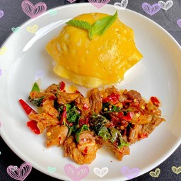 ข้าวกะเพราป่าเนื้อโคขุนชิ้นพริกแห้ง + ไข่นุ่ม