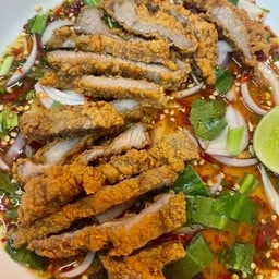 ยำสันคอหมูทอด