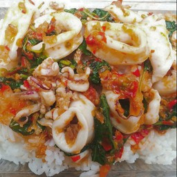 กะเพราปลาหมึก ราดข้าว