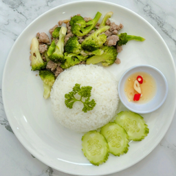 ข้าวราดผัดบล๊อกโคลี่