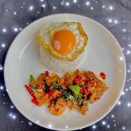 ข้าวกะเพราป่าเนื้อโคขุนชิ้นพริกแห้ง + ไข่ดาว