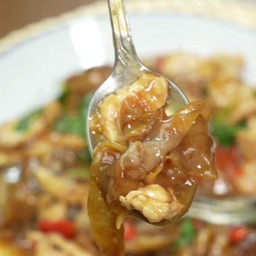 ราดหน้าผัดกระเพราหมู