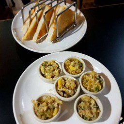 หอยลายอบเนย & ขนมปังกระเทียม