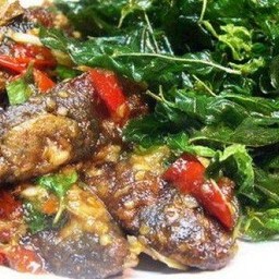 ไข่เยี่ยวม้ากะเพรากรอบ