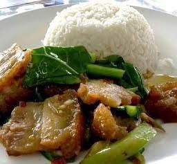 ผัดผักคะน้าราดข้าว