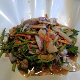 ยำผักกระเฉดหมูสับหมูยอ