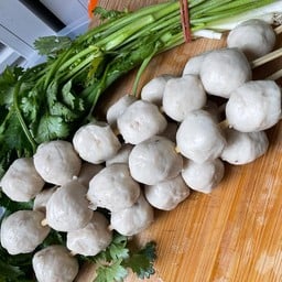 ลูกชิ้นปิ้ง น้ำจิ้มรสเด็ด