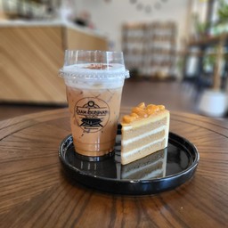 เลือกเครื่องดื่มเย็น 1 แก้ว คู่กับ เค้ก 1 ชิ้น