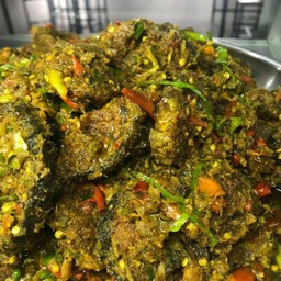 ปลาดุกทอดกรอบผัดพริกแกง