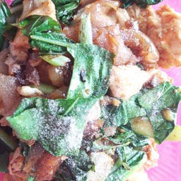 เส้นใหญ่ผัดซีอิ้วหมูชิ้น