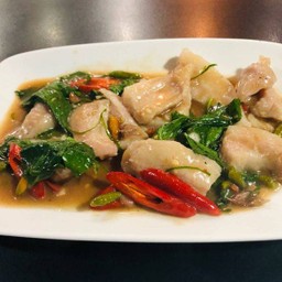 คอหมูผัดกะปิ