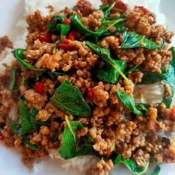 กะเพราหมูสับราดข้าว