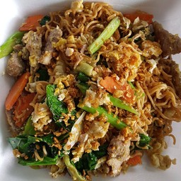 ผัดมาม่าหมูหรือไก่(โปรดระบุ)