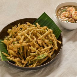 ยำผักบุ้งทอด