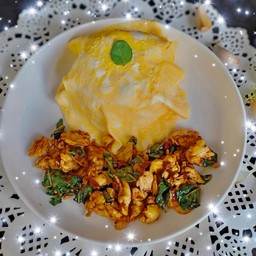 ข้าวกะเพราไก่ชิ้นพริกแห้ง+ไข่นุ่ม