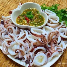 หมึกลวกนำ้จิ้มรสเเซ่บ