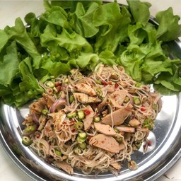 ยำขนมจีนปลาทูไก่ยอ