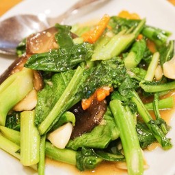 ผัดคะน้าราดข้าว
